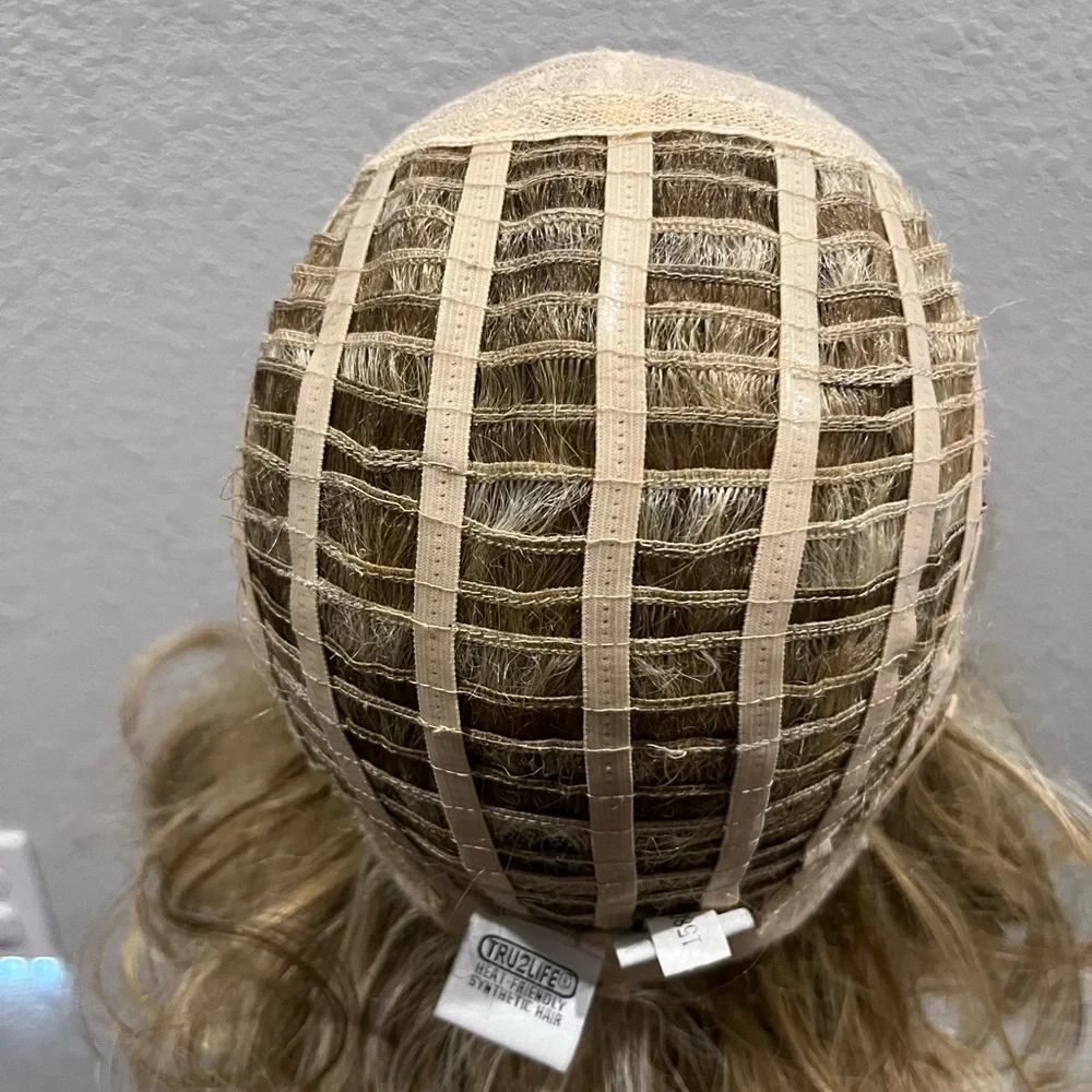 Raquel Welch It Curl
Pale Golden Honey RL16/88 - Picture 6 of 8